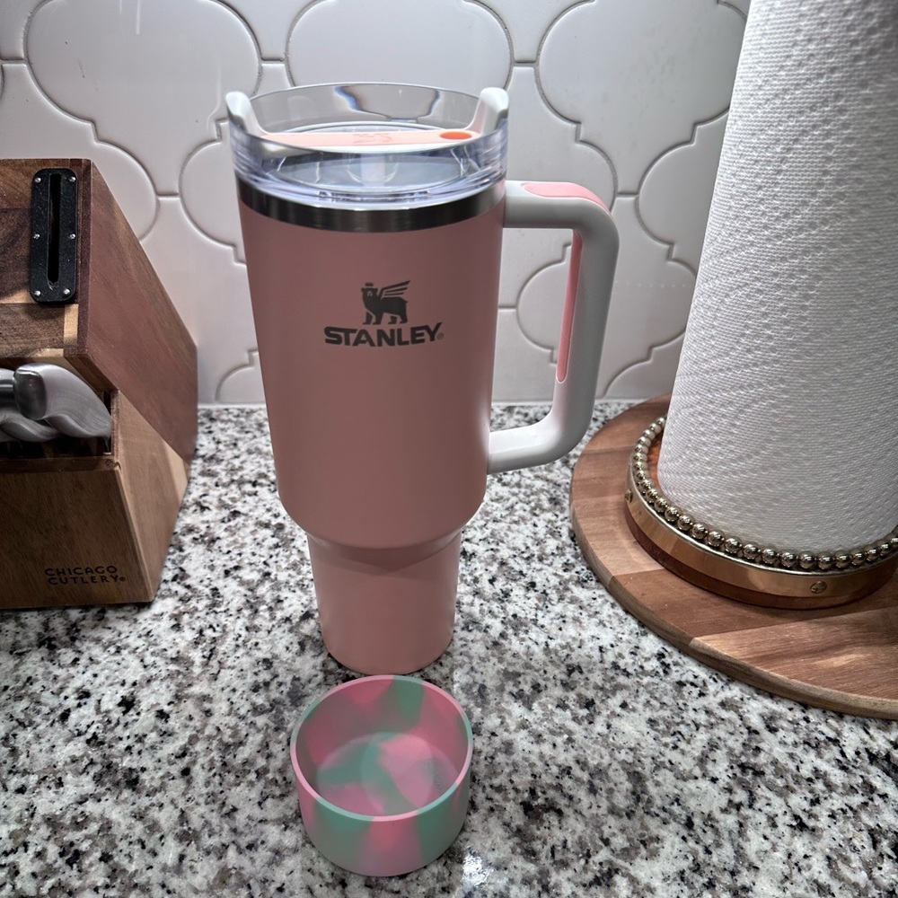 Stanley Quencher H2.0 40oz cup w/ Bumper